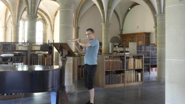 Bruder Simeon spielt Querflöte, 2025, Abtei St. Matthias Trier